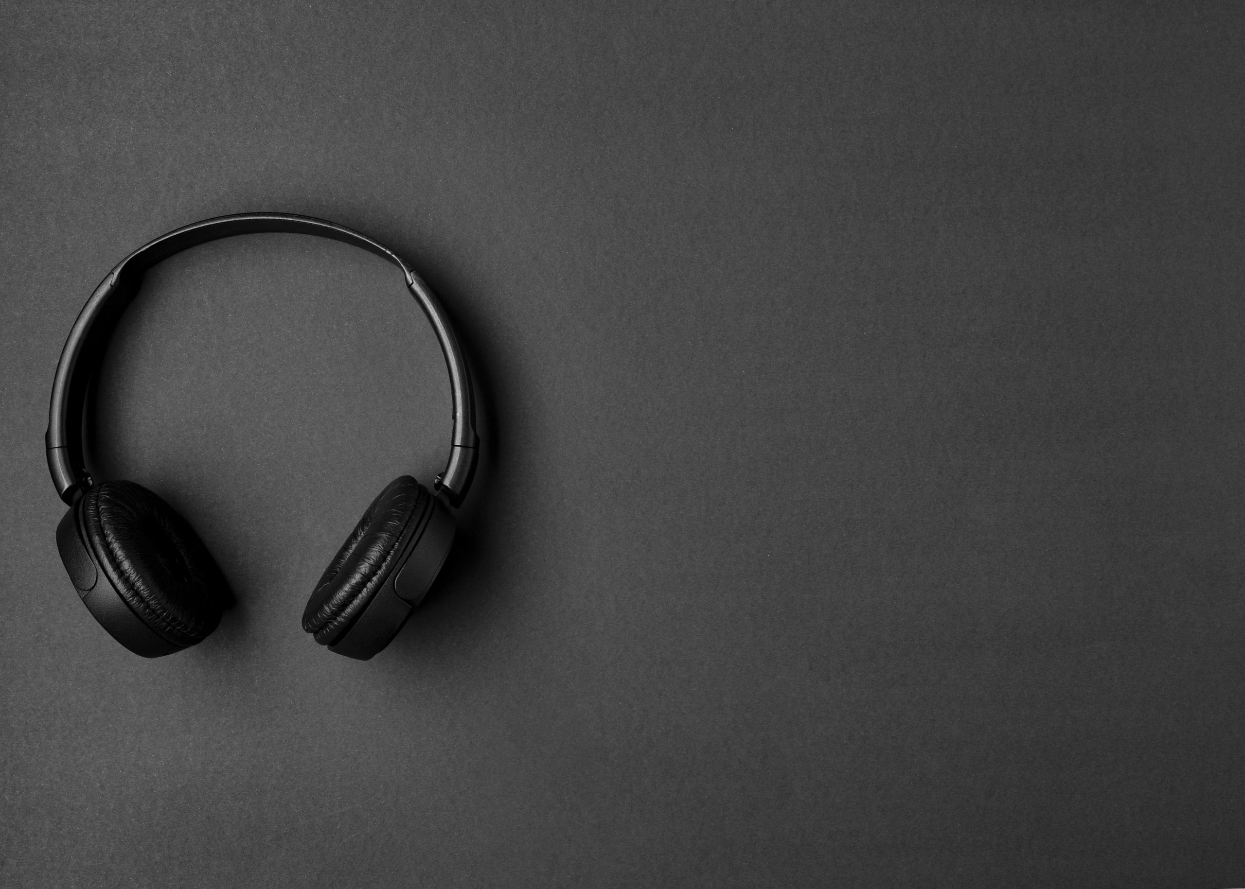 music-arrangement-with-black-headphones-with-copy-space